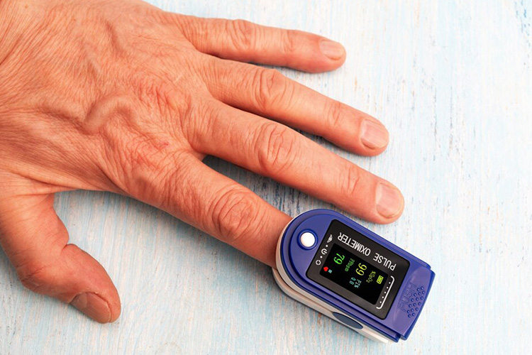 پروب را بدون فشار اضافی روی انگشت قرار دهید و مطمئن شوید که انگشت را سفت نگرفته است.